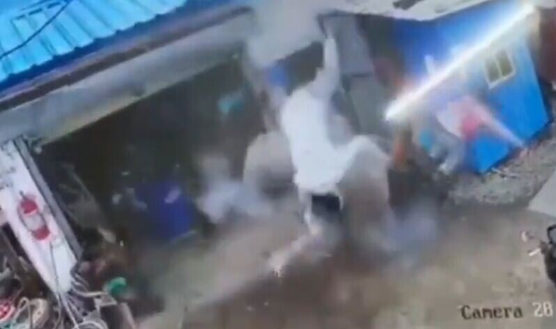 4人瞬間被炸飛後重摔落地。(X)