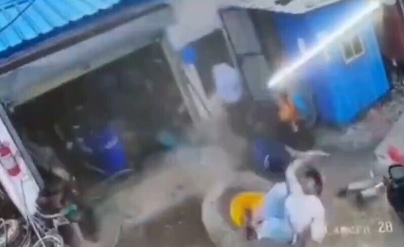為車軚充氣的技師助手Umakant Kaushik首當其衝,頭部重創當場喪命。(X)