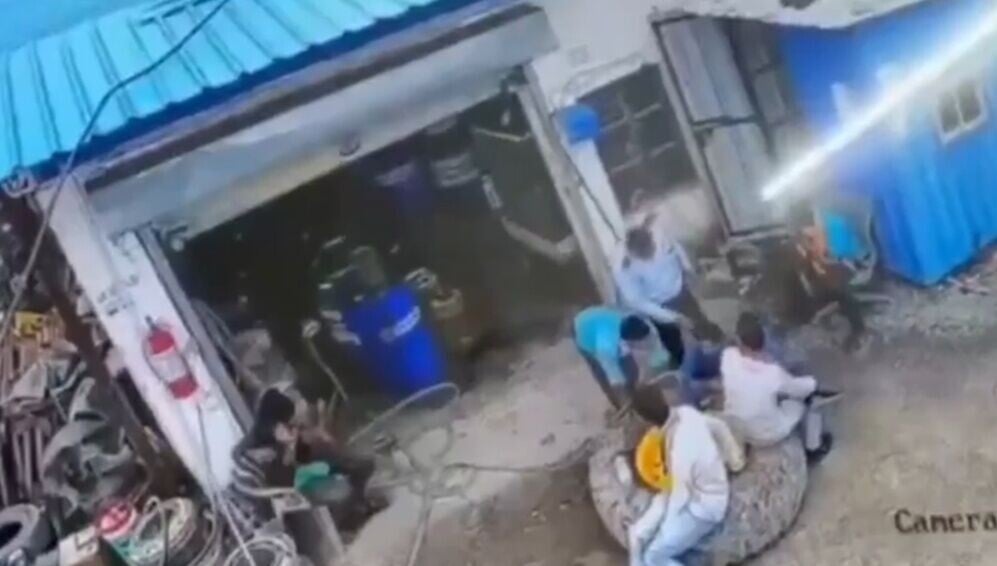 司機跟現場包括技師6人,隨意坐在輪軚上或站在輪軚旁聊天。(X)
