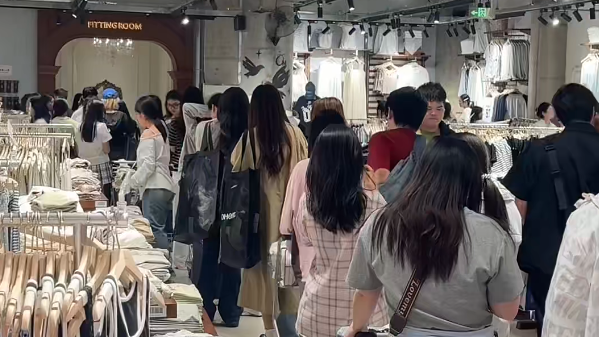 內地服裝品牌連鎖店One Moment鄭州銀泰店(小紅書)