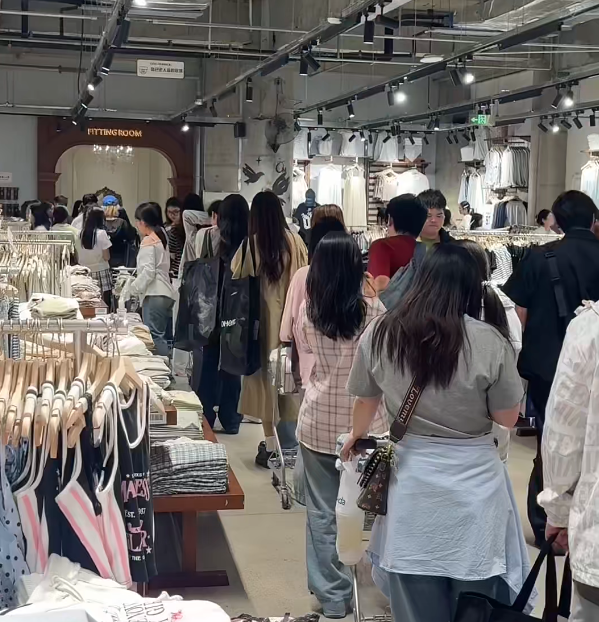 內地服裝品牌連鎖店One Moment鄭州銀泰店(小紅書)