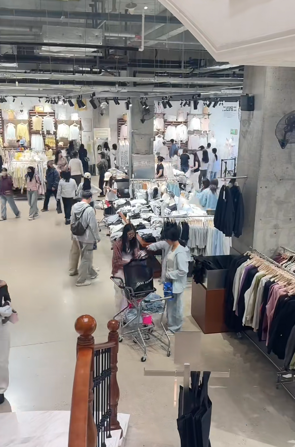 內地服裝品牌連鎖店One Moment鄭州銀泰店(小紅書)