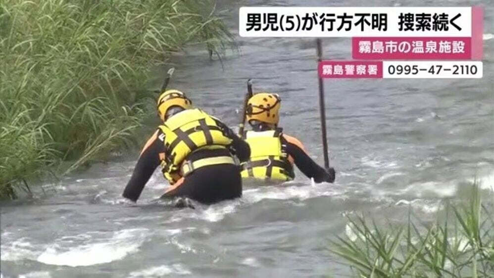 消防員繫繩進入河川搜索之外,警方也出動船隻、直升機。(X)