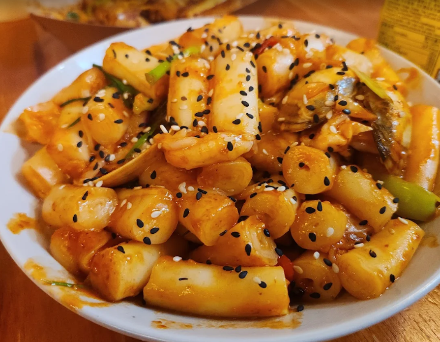 港式地道人氣小食店「餓媽家姐」主打小食包括獲網民封為「天下第一」的炒腸粉,另有被「燒賣關注組」高分評價的炸燒賣、花式玉子燒、手打漢堡,提供十多款自家製醬汁,均是網民熱點打卡之選。(網上圖片)