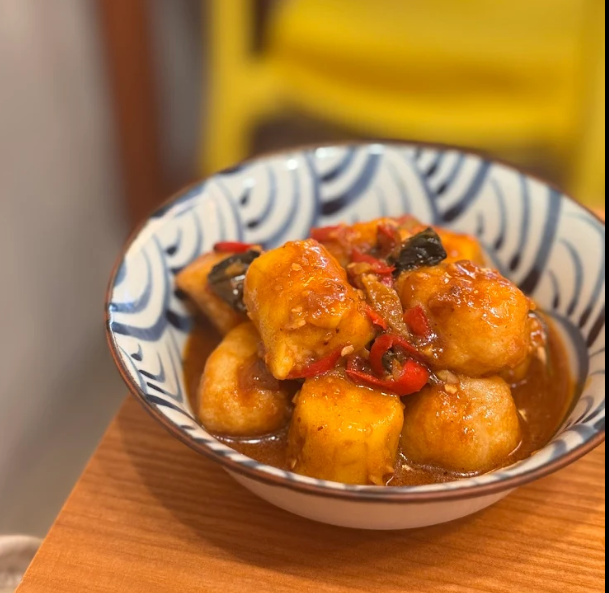 港式地道人氣小食店「餓媽家姐」主打小食包括獲網民封為「天下第一」的炒腸粉,另有被「燒賣關注組」高分評價的炸燒賣、花式玉子燒、手打漢堡,提供十多款自家製醬汁,均是網民熱點打卡之選。(網上圖片)