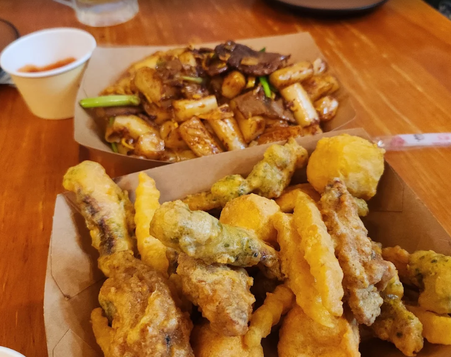 港式地道人氣小食店「餓媽家姐」主打小食包括獲網民封為「天下第一」的炒腸粉,另有被「燒賣關注組」高分評價的炸燒賣、花式玉子燒、手打漢堡,提供十多款自家製醬汁,均是網民熱點打卡之選。(網上圖片)