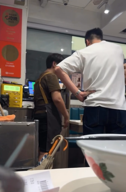 食客吃完牛坑腩外賣後,回到餐廳大鬧獲退款(Threads)