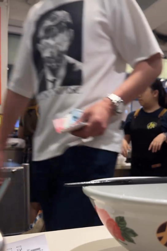 食客吃完牛坑腩外賣後,回到餐廳大鬧獲退款(Threads)