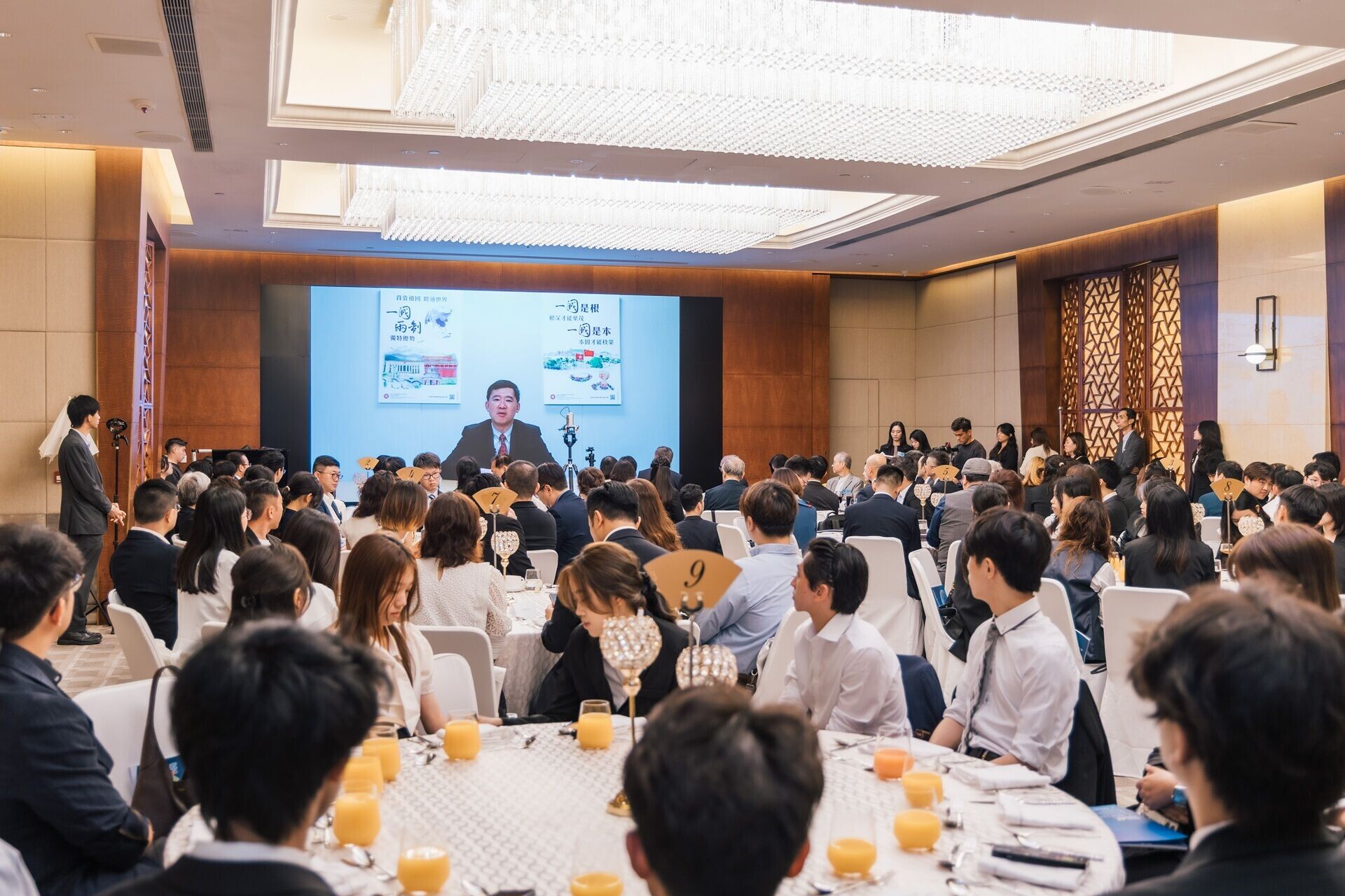 典禮由政制及內地事務局副局長胡健民先生 MH,JP、中聯辦青年工作部二級巡視員崔峰先生、及香港人才服務辦公室總監陳海勁先生同時線上線下擔任主禮嘉賓 2