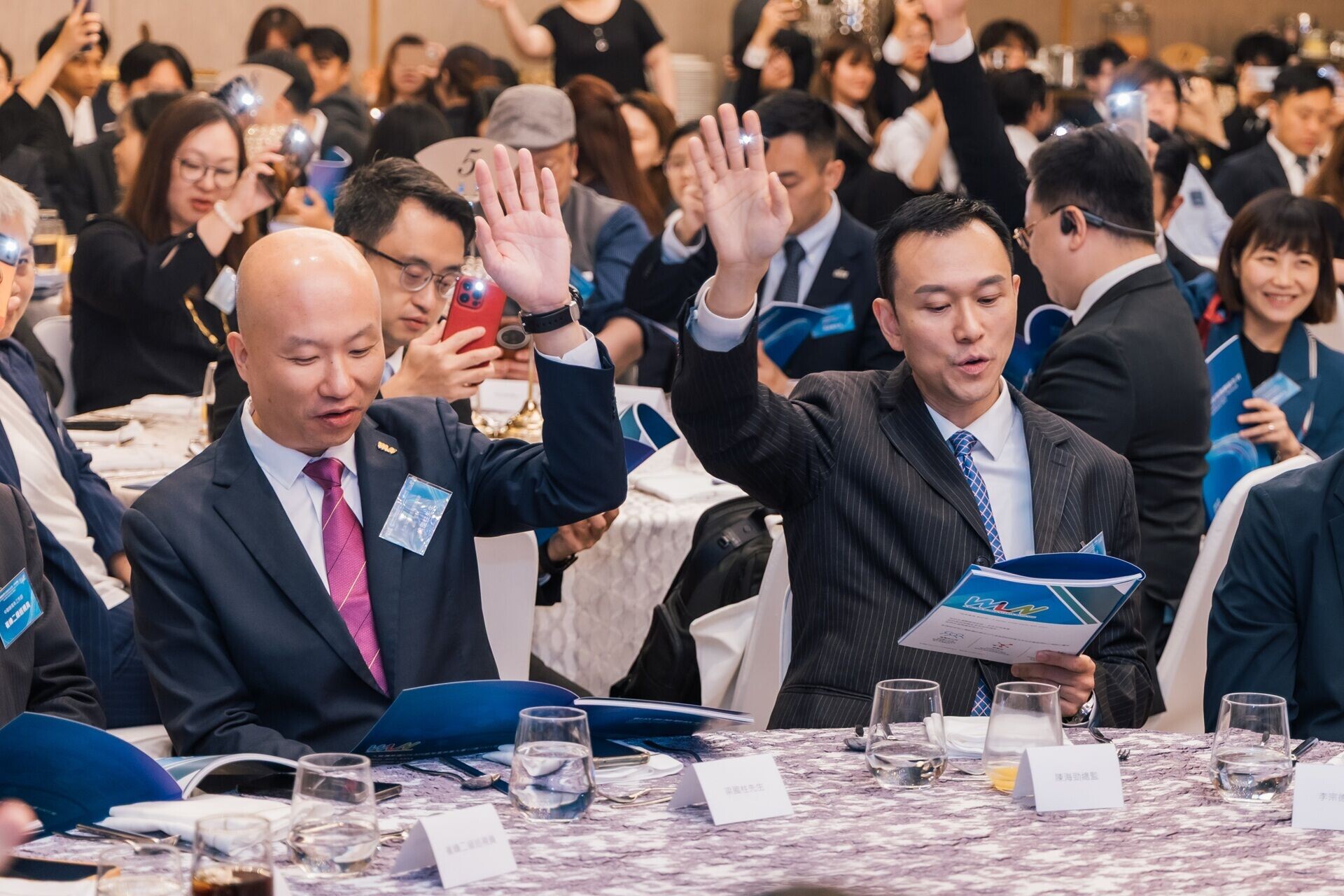 和富領袖網絡WLN督導委員會總監梁國柱先生(左), 香港人才服務辦公室總監陳海勁先生(右)