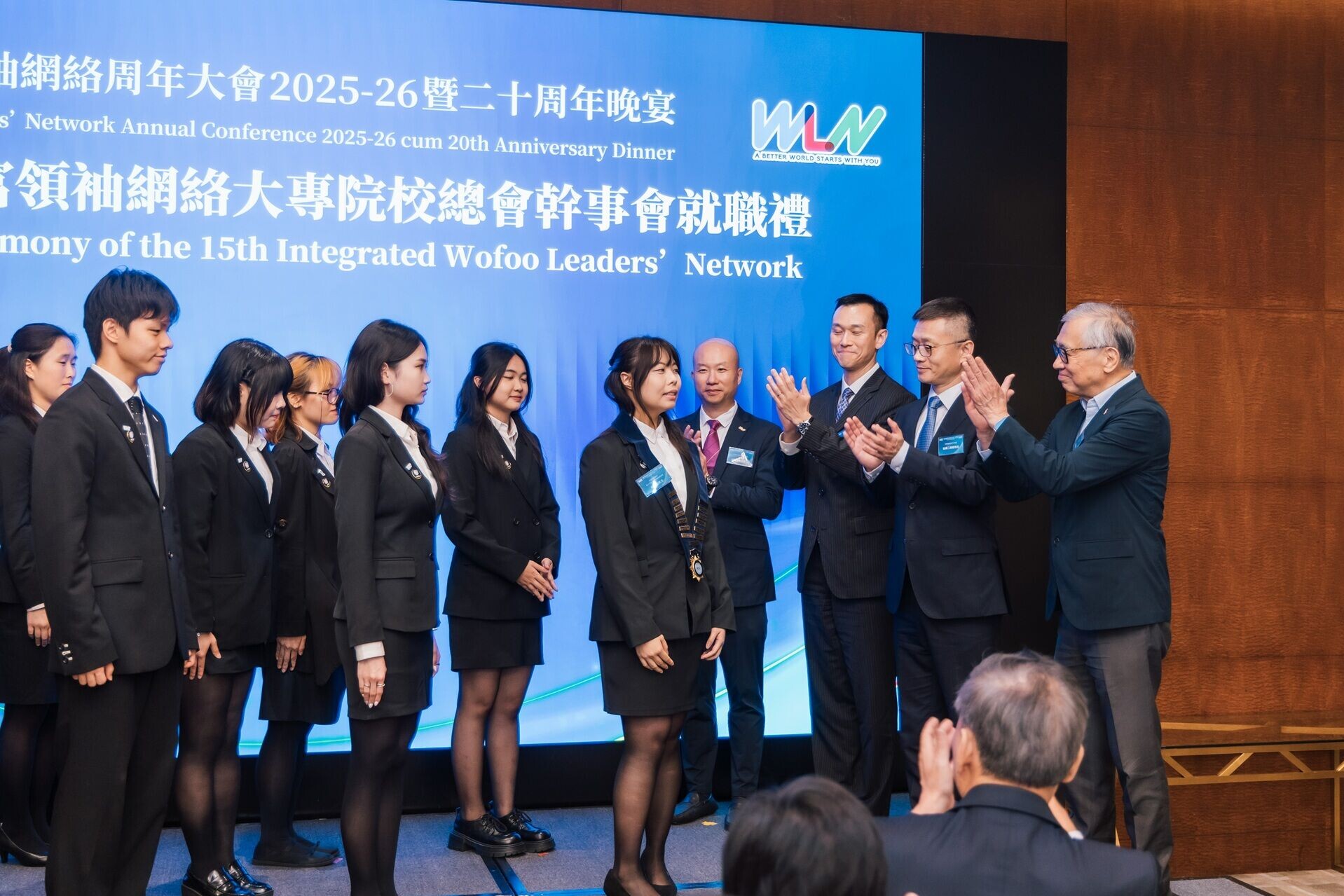 第十五屆總會幹事會向(右起)和富社會企業會長李宗德博士 GBS, OStJ 太平紳士、中聯辦青年工作部二級巡視員崔峰先生、香港人才服務辦公室總監陳海勁先生及和富領袖網絡WLN督導委員會總監梁國柱先生宣誓就職 2