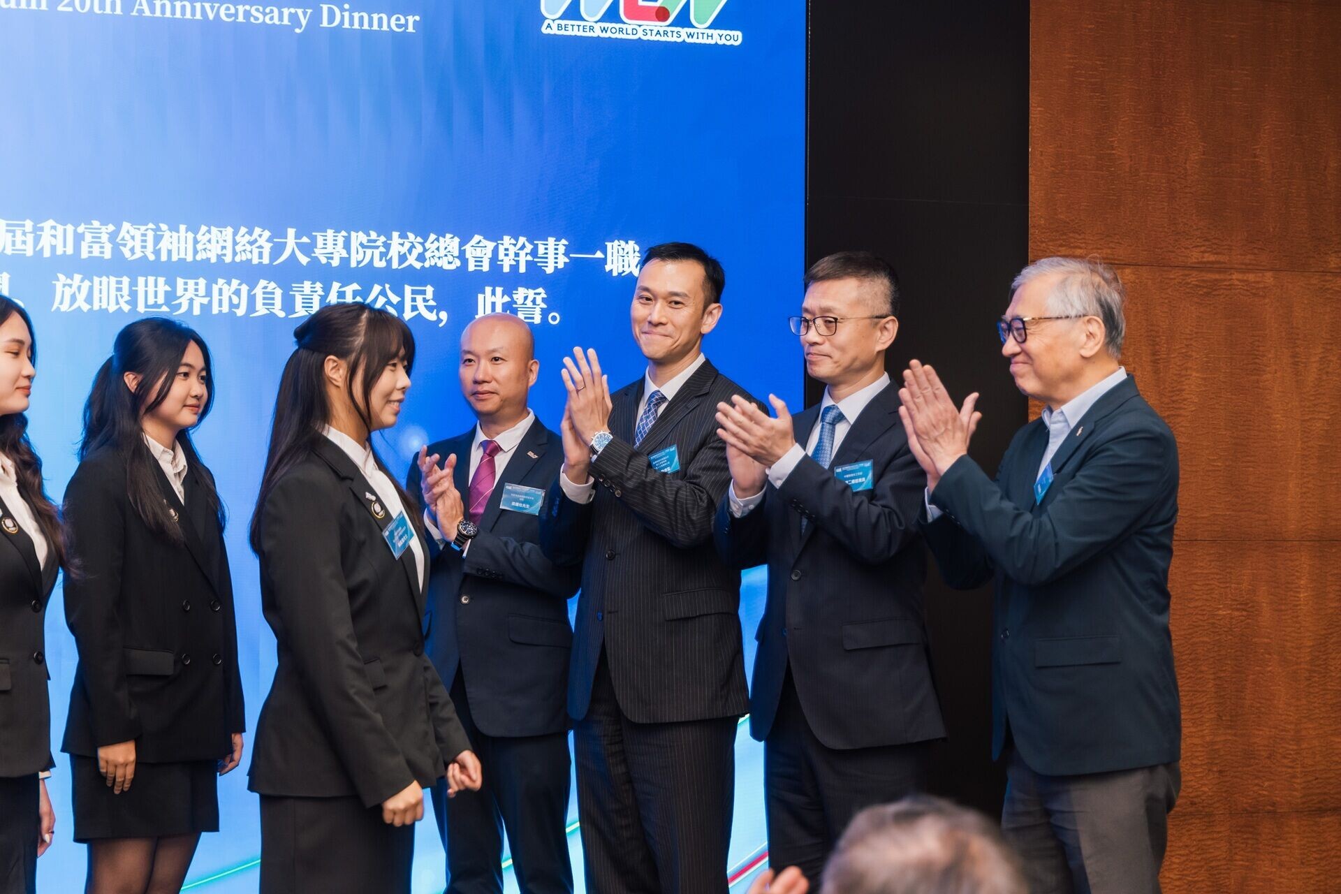 第十五屆總會幹事會向(右起)和富社會企業會長李宗德博士 GBS, OStJ 太平紳士、中聯辦青年工作部二級巡視員崔峰先生、香港人才服務辦公室總監陳海勁先生及和富領袖網絡WLN督導委員會總監梁國柱先生宣誓就職 1