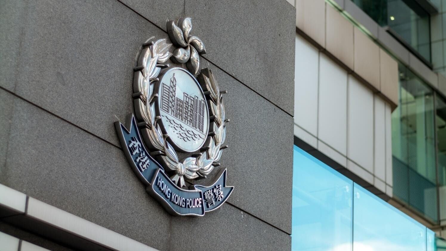 警方將懷疑人頭骨檢走化驗。