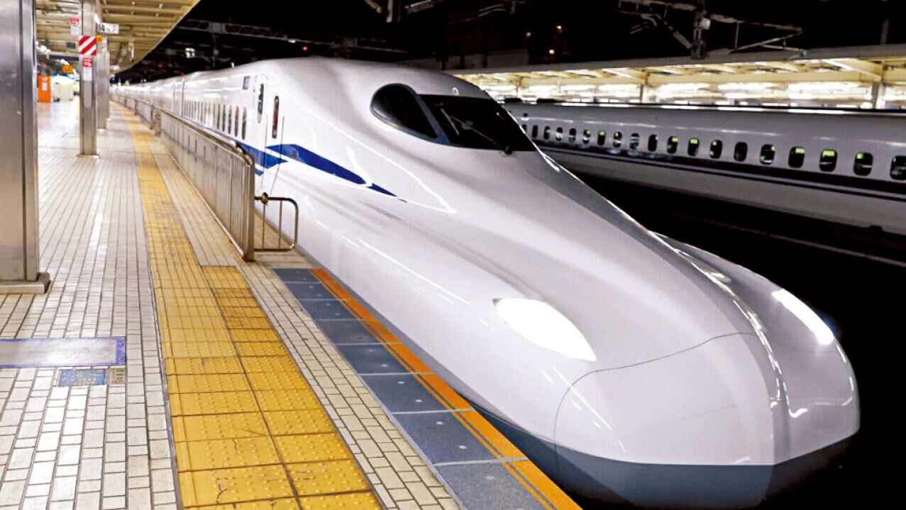 東海道新幹線列車停靠月台。(互聯網)