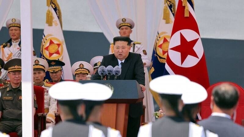 朝鮮半島，北韓驅逐艦「崔賢號」服役，金正恩：每年建兩艘軍艦。(朝中社)