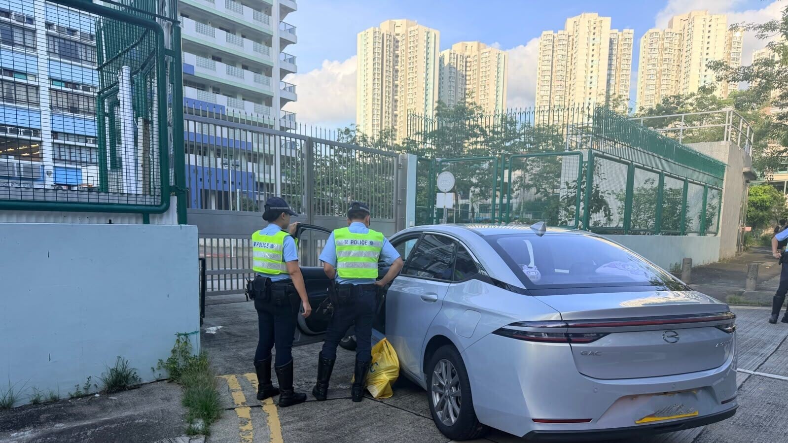 警元朗「放蛇」冚白牌車　揭雙程證司機冒充他人身份接客拘兩男