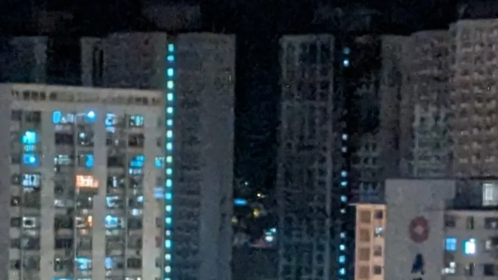 有網民拍得宏福苑有數棟大廈亮起燈光(Threads)