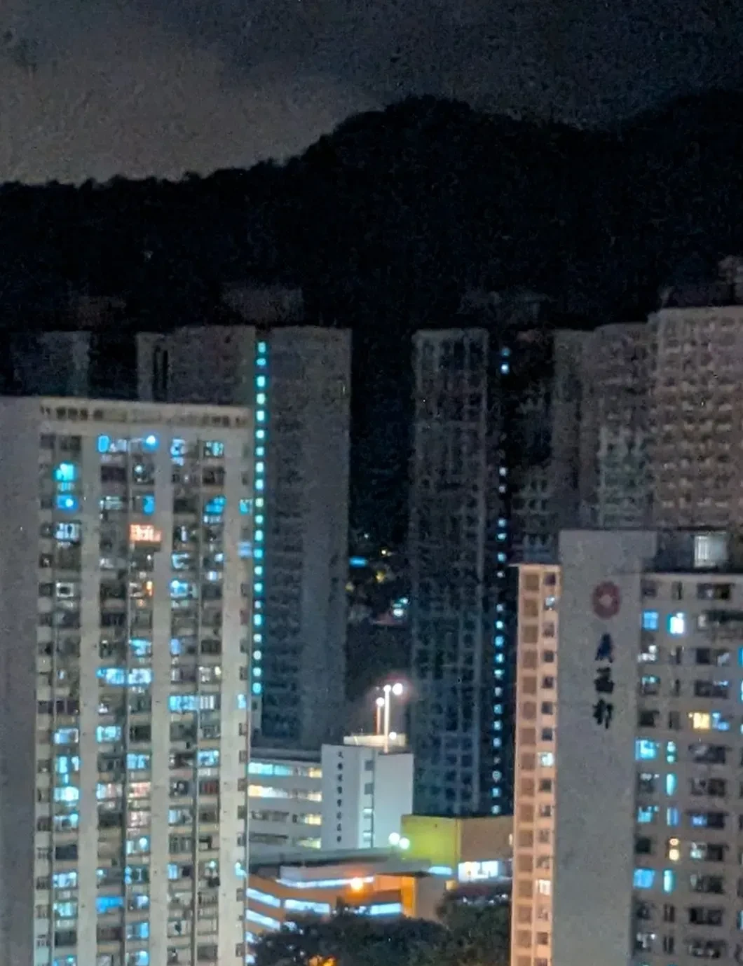 有網民拍得宏福苑有數棟大廈亮起燈光(Threads)