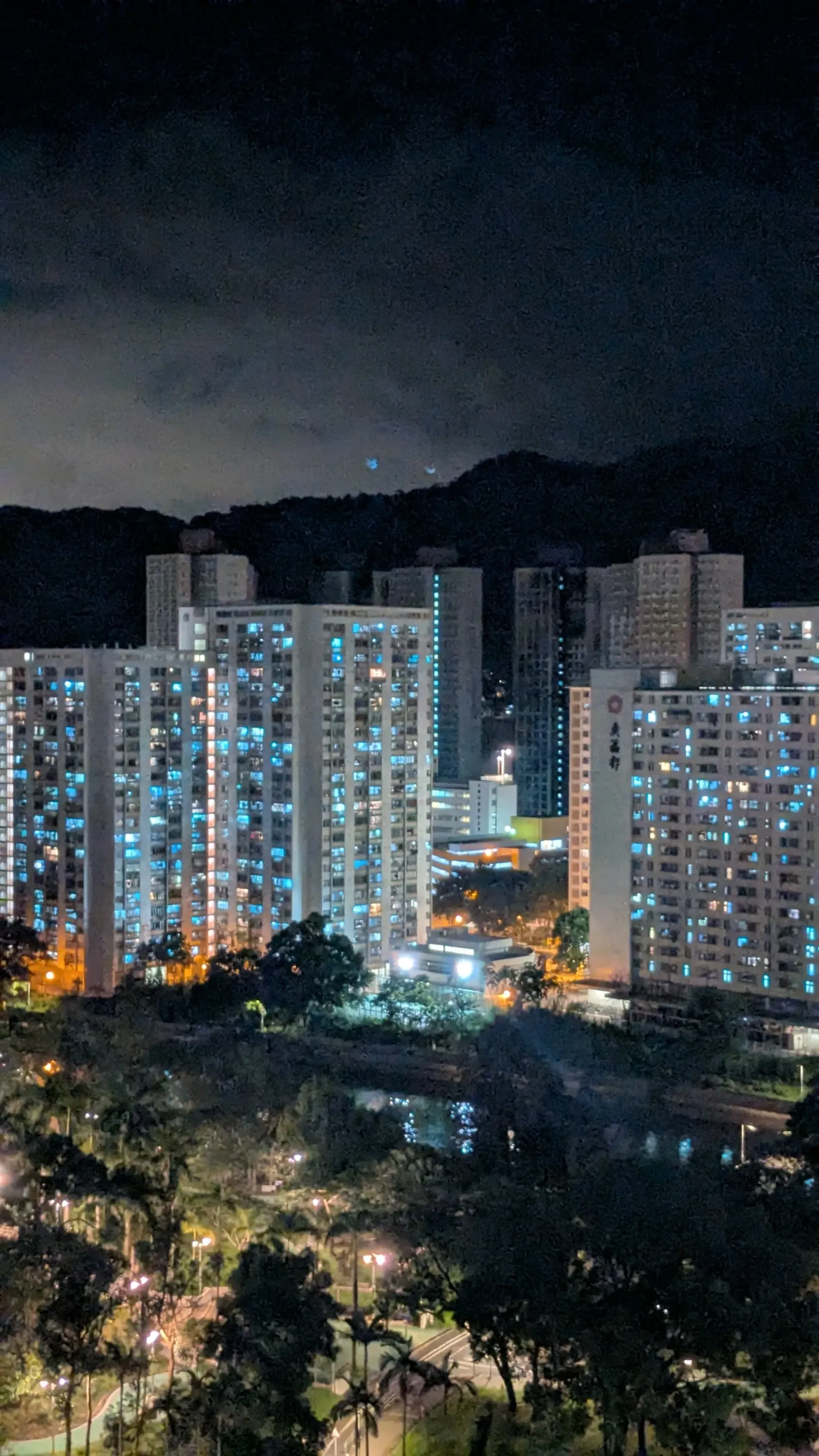 有網民拍得宏福苑有數棟大廈亮起燈光(Threads)
