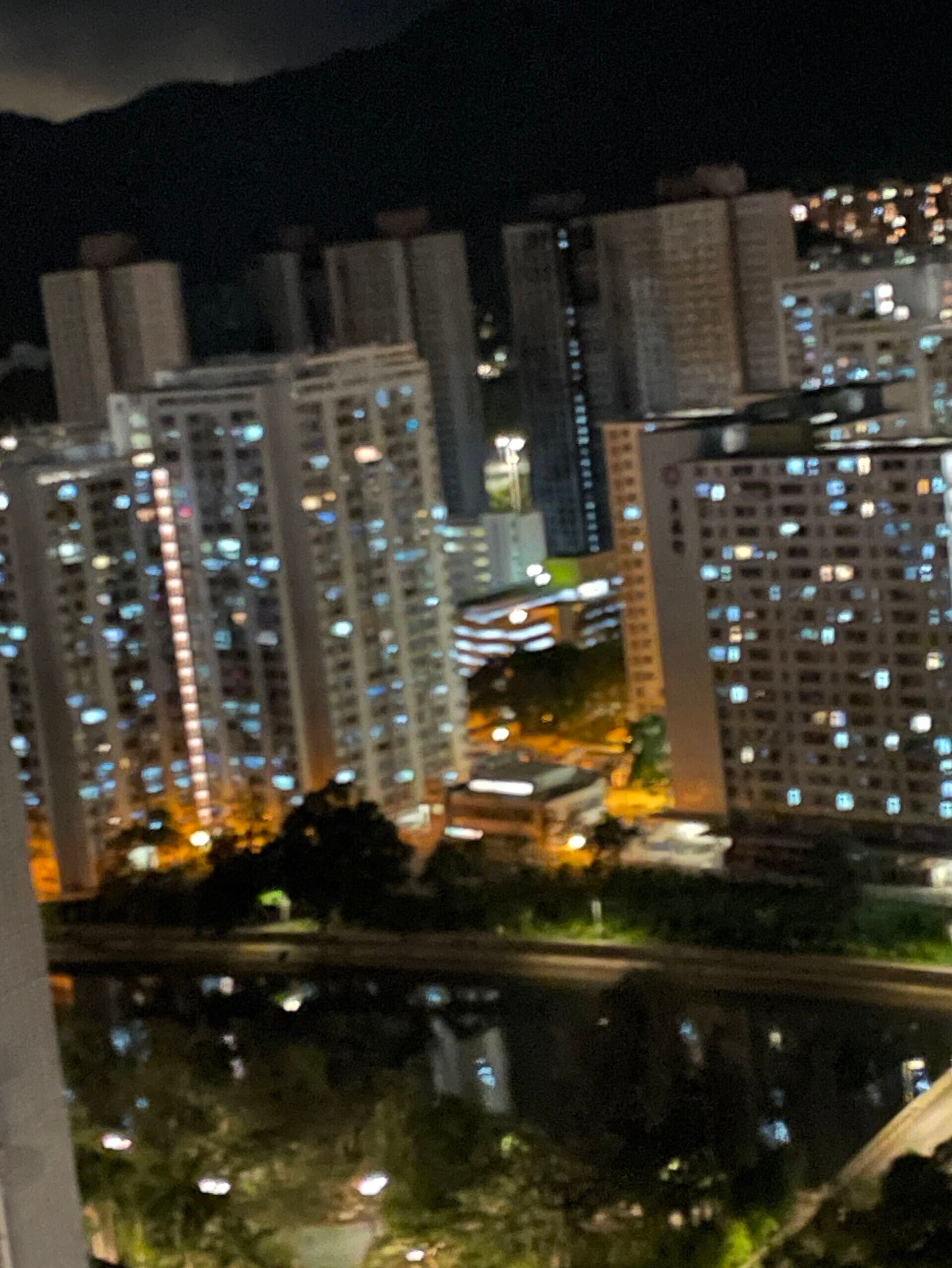有網民拍得宏福苑有數棟大廈亮起燈光(Threads)