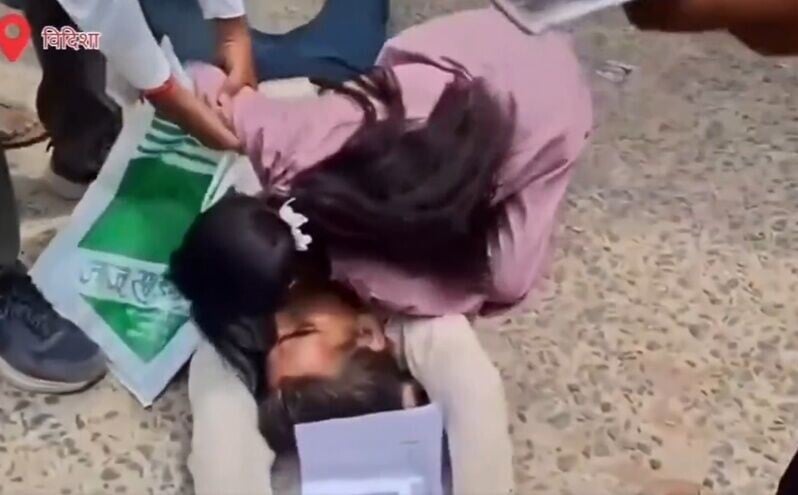 女兒則心痛父親,哭抱著父親說不出話。(X)