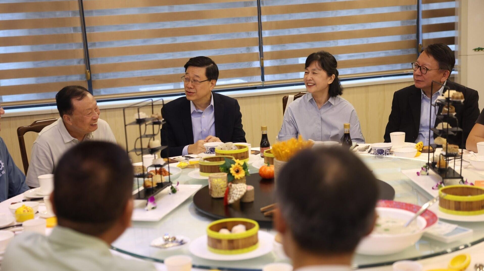 李家超福建與香港長者茶聚　稱下月推出可攜現金援助優化安排