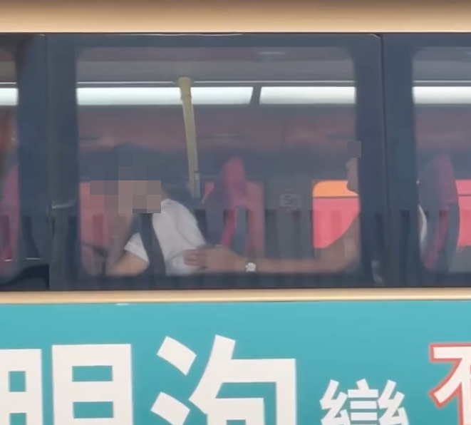 社交平台流傳片段,旺角九巴上層一名男乘客疑伸「鹹豬手」,摸胸非禮前座女學生。(Threads)