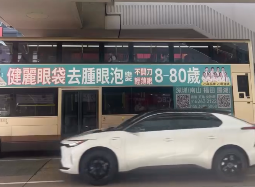社交平台流傳片段,旺角九巴上層一名男乘客疑伸「鹹豬手」,摸胸非禮前座女學生。(Threads)
