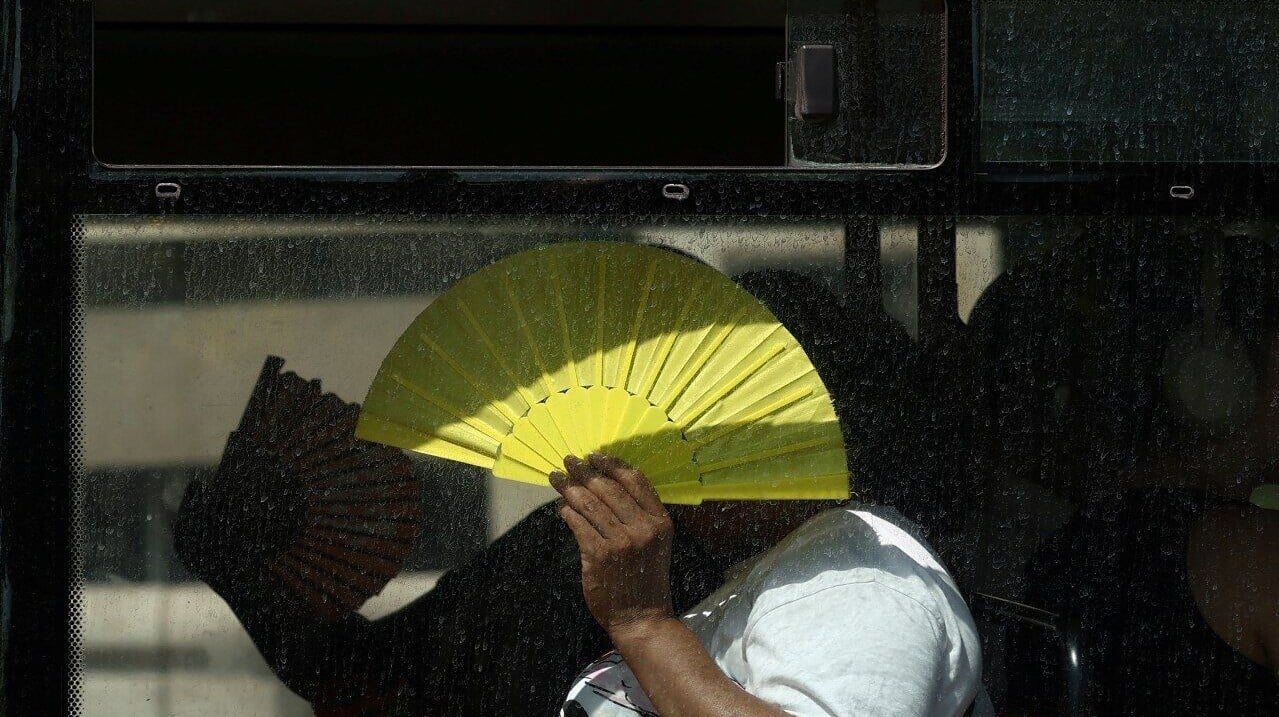 歐洲熱浪｜英國雙層巴士淪「移動焗爐」（路透）