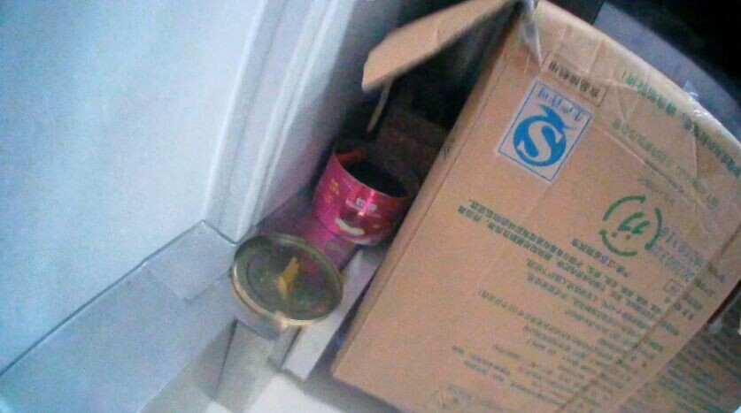 1點點涉嫌操作台下方堆放大量拆封未使用的蚊香