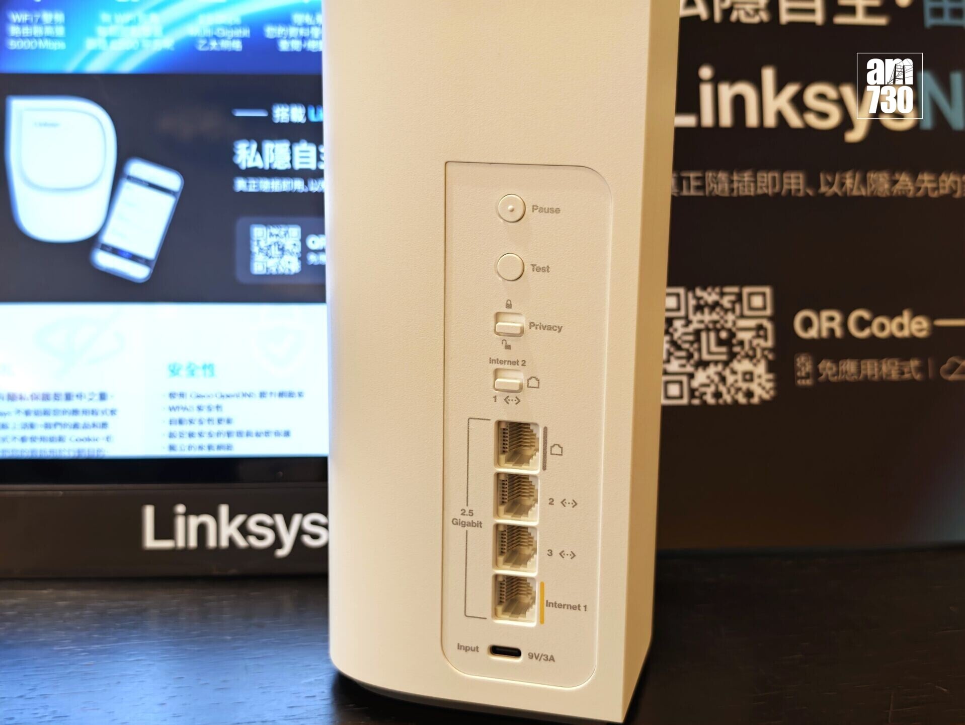 Linksys Pinnacle 2.0 Mesh Wi-Fi 7路由器後方有實體鍵及連接埠。