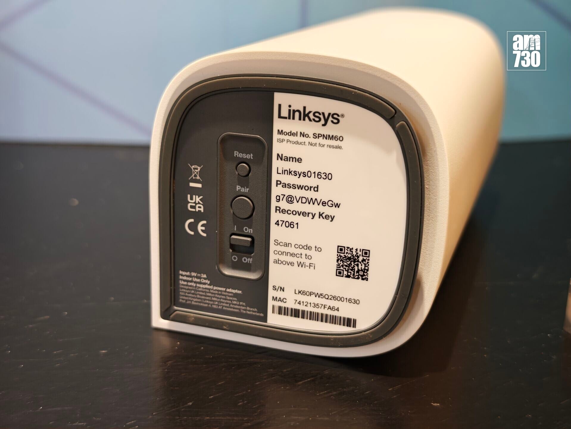 Linksys Pinnacle 2.0 Mesh Wi-Fi 7路由器底部有QR碼一掃連接。