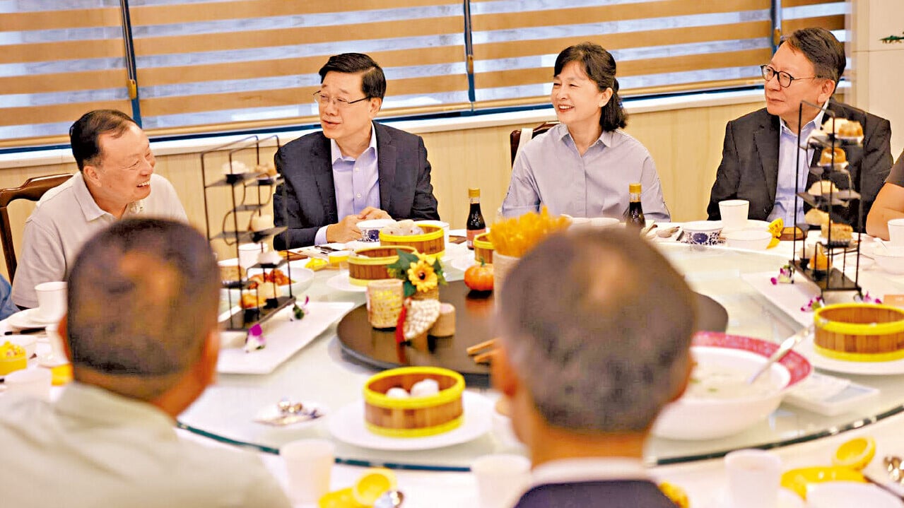 李家超(左二)與在閩生活港人長者交流。