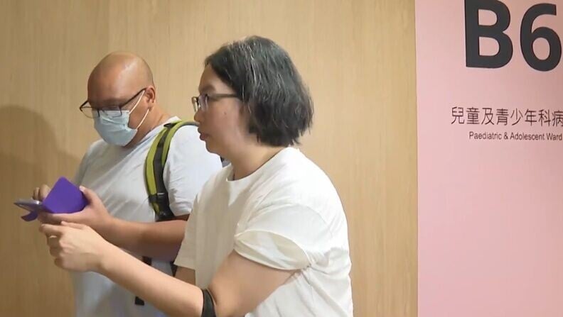 非常父母兩個月大Danny發燒，或要做脊椎穿刺手術。(有線新聞截圖)