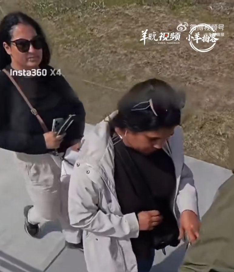 一名中國遊客6月16日在冰島著名景點黃金瀑布遊玩時,遭兩名女子扒竊錢包,其Insta360運動相機意外記錄下全過程。(影片截圖)