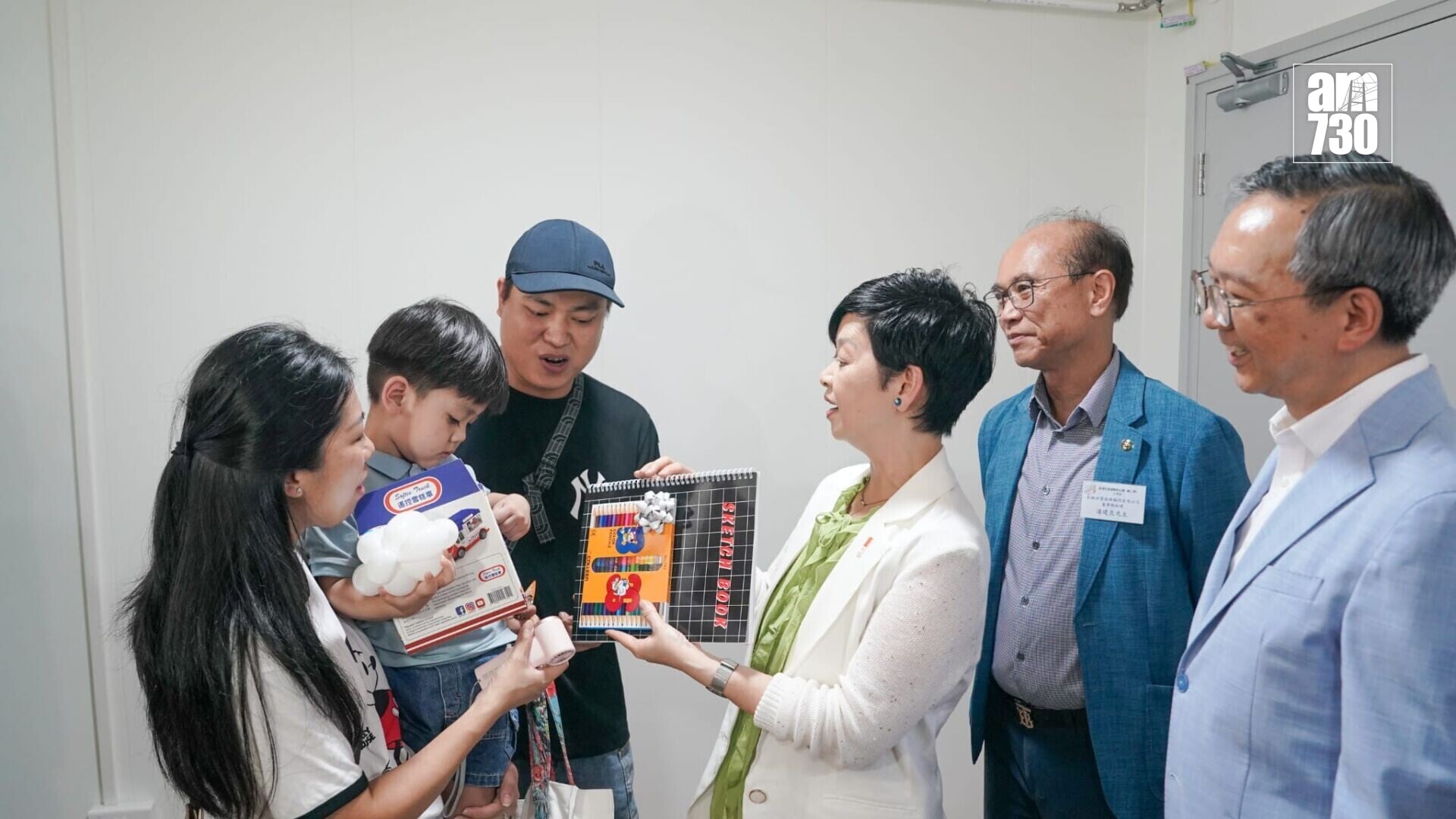 啟德世運道簡約公屋（第二期）入伙，何永賢帶同林生、林太與兒子參觀單位