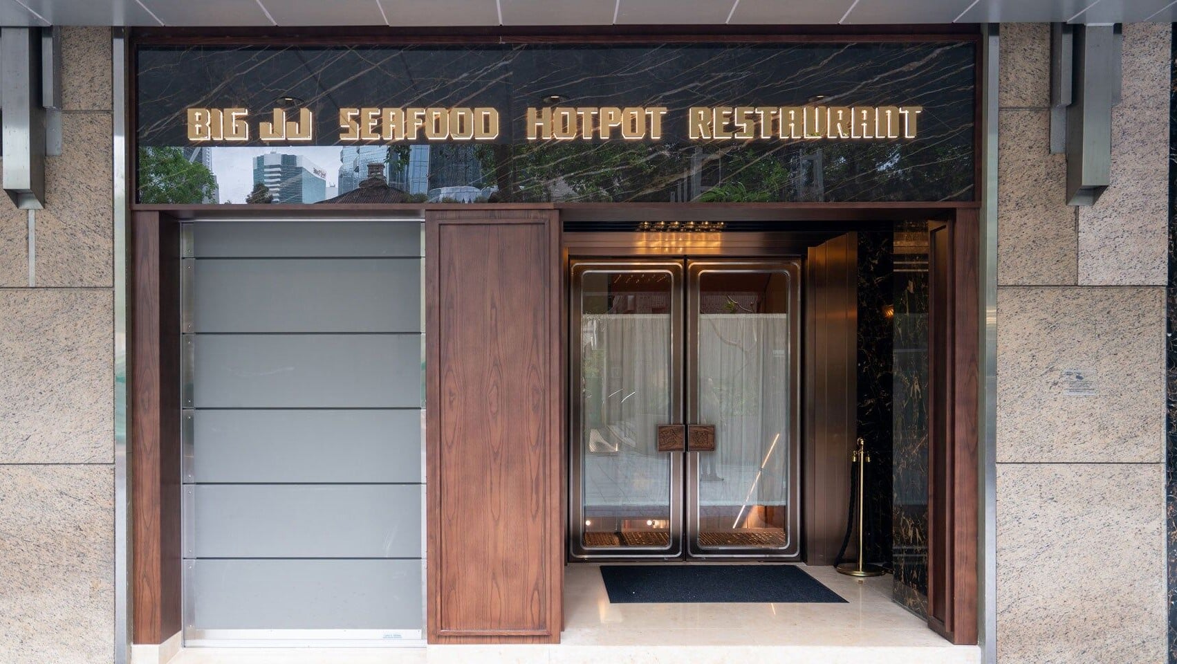 中環人氣餐廳「珍姐海鮮火鍋飯店」最近被食客「公審」在有空枱的情況下，仍然不容許加單