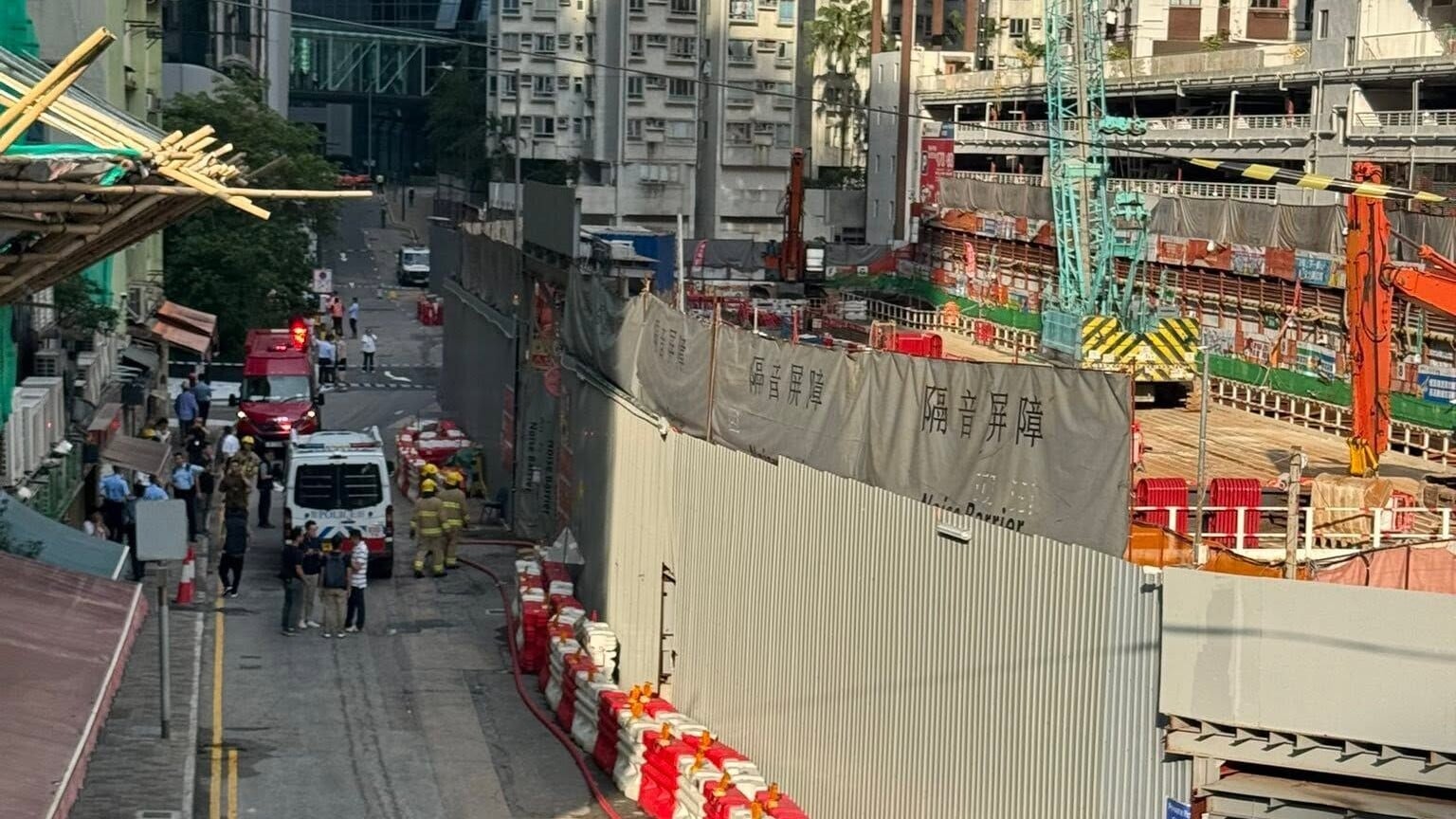 鰂魚涌濱海街與英皇道交界一個地盤，有人發現彈狀可疑物品(鰂魚涌關注組FB)