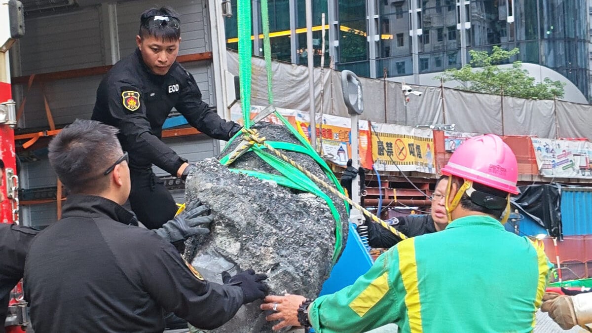 鰂魚涌濱海街地盤懷疑再現「戰時炸彈」，其後證實為一顆1.5米長巨石。