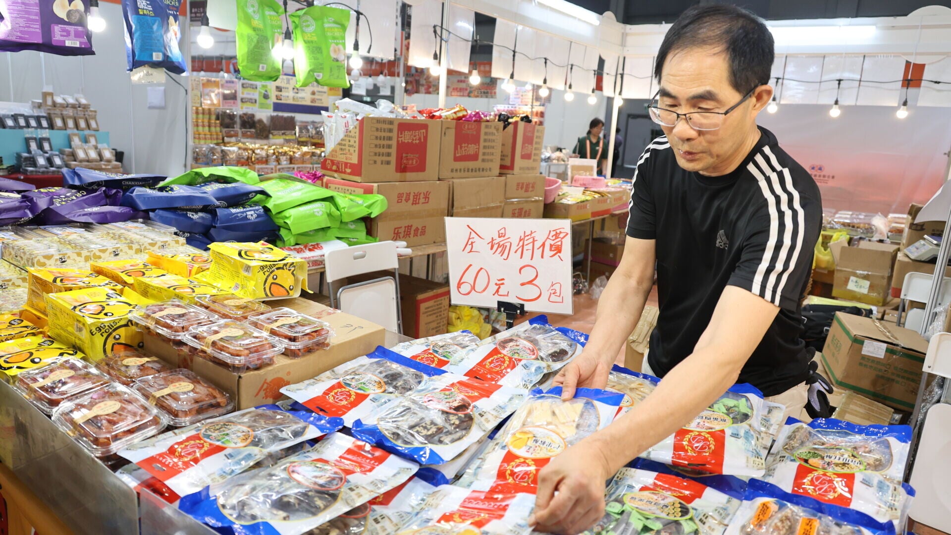 工展會購物節亞博明揭幕　首設「潮玩運動區」體驗潮爆運動。(鍾式明攝)