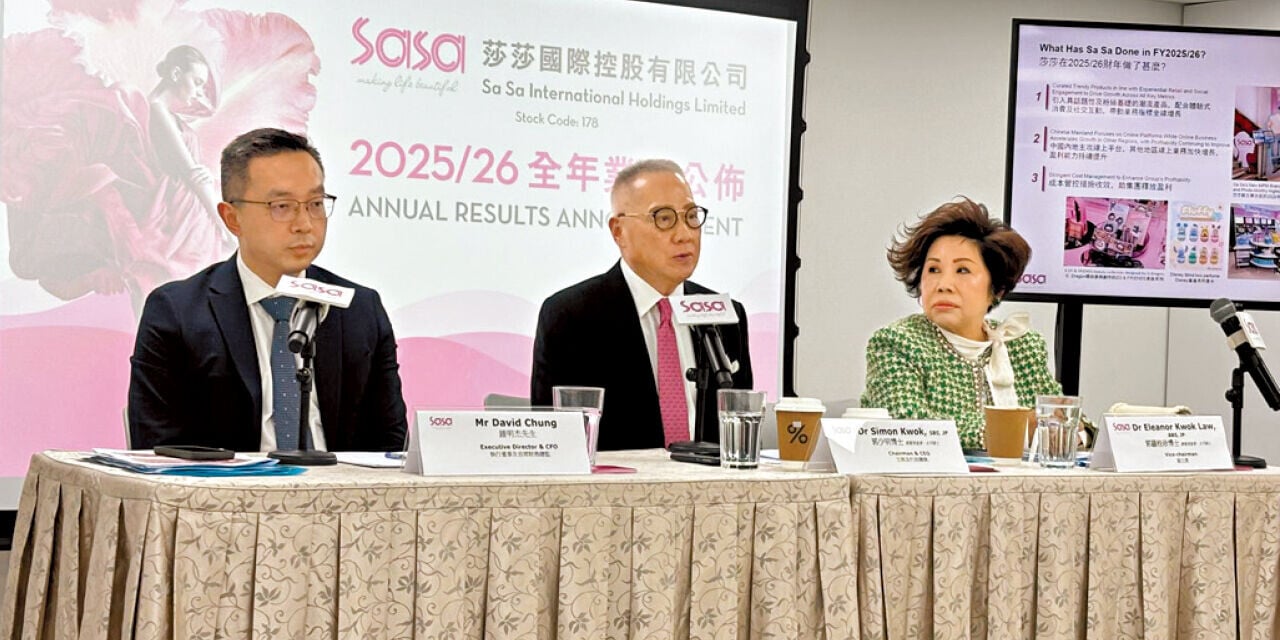 莎莎主席及行政總裁郭少明(中)表示，全年股息總額每股6.45仙，派息率100%，全數回饋股東。(鄭日棱攝)