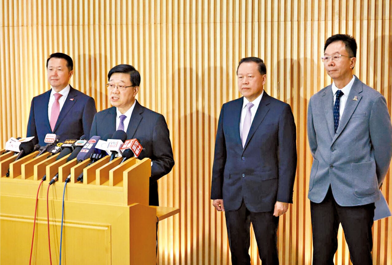 李家超(左二)宣布下周展開施政報告公眾諮詢。(周令知攝)