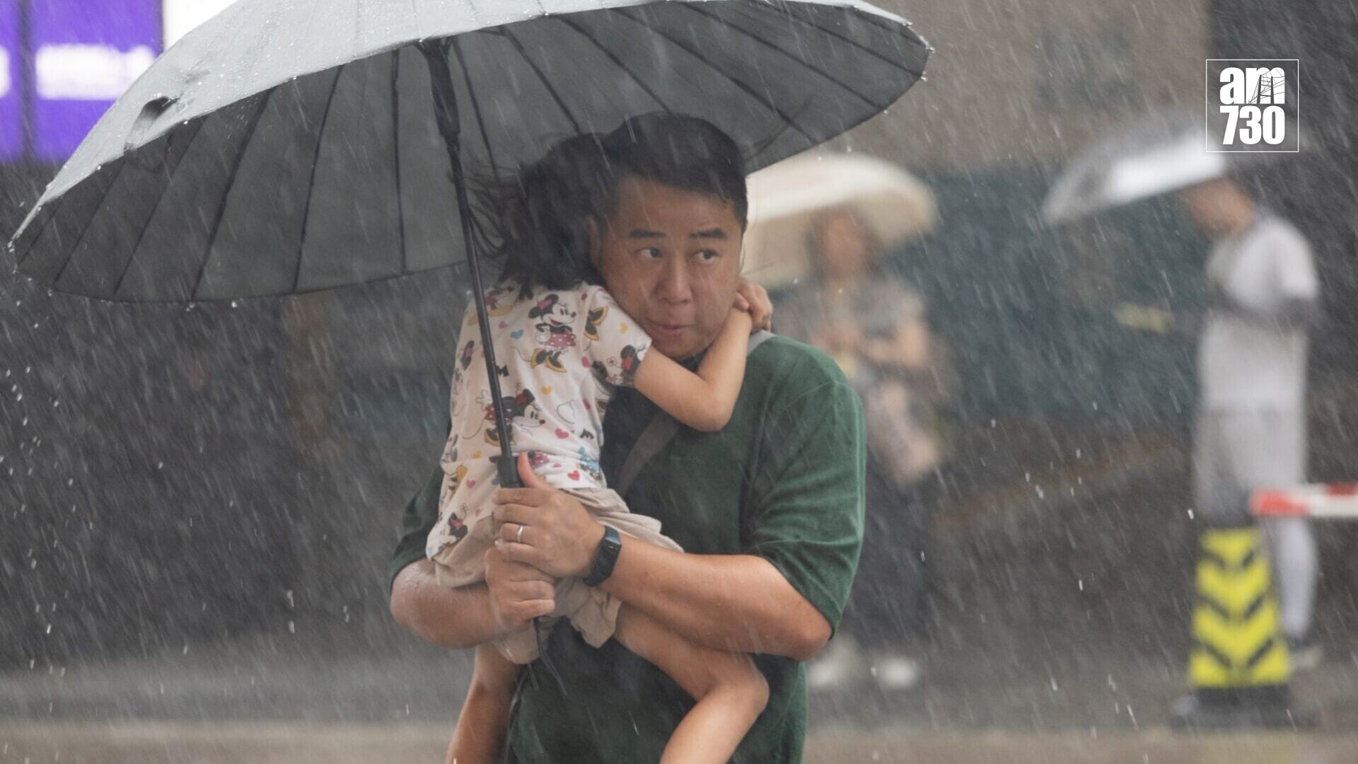 天文台在中午12時15分，改發紅色暴雨警告信號。(蘇文傑攝)