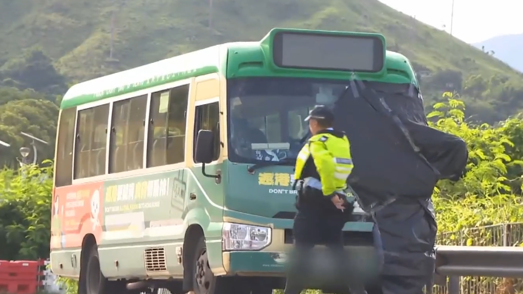 打鼓嶺有小巴與單車相撞，69歲踏單車男子昏迷，送院搶救後不治。(有線新聞畫面)