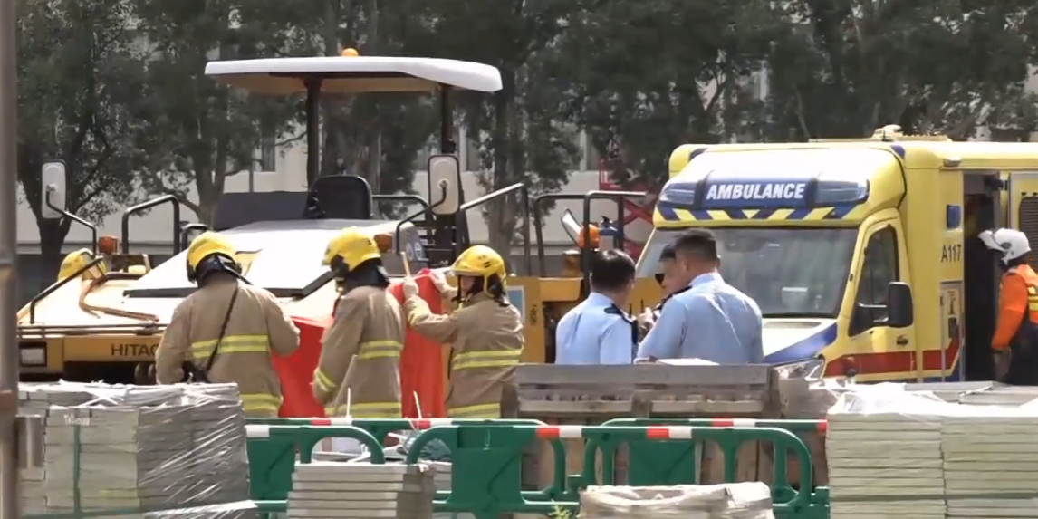 九龍灣運動場發生工業意外,一名工人懷疑遭工程車輾過,頭部重創當場不治。(有線新聞畫面)