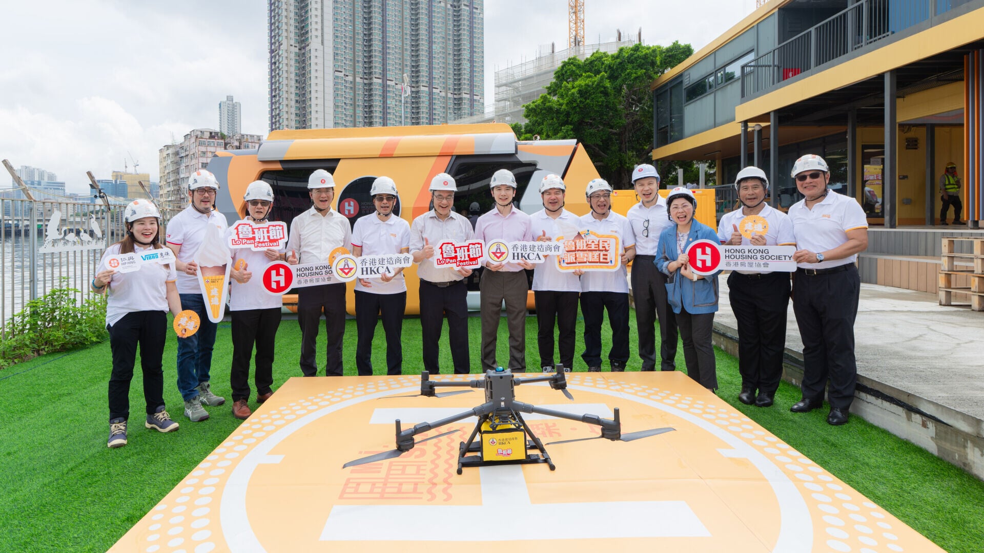 香港建造商會舉行「魯班涼夏快遞」無人機雪糕直送活動。