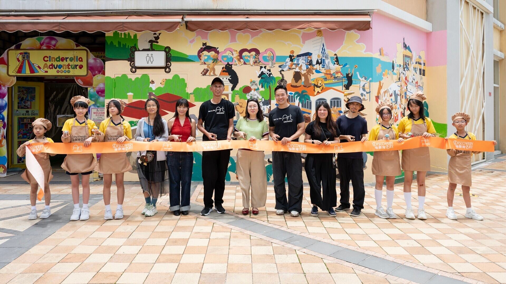8. Artists from Art Dreamers and students from SKH Wei Lun Primary School attended the launch ceremony of the Discovery Bay Art Wall