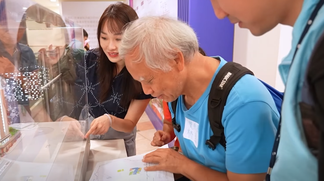 大埔宏福苑五級火｜何永賢：「睇樓團」助居民規劃理想居所　宏福苑街坊反應踴躍 (@fb 何永賢 Winnie Ho影片截圖)