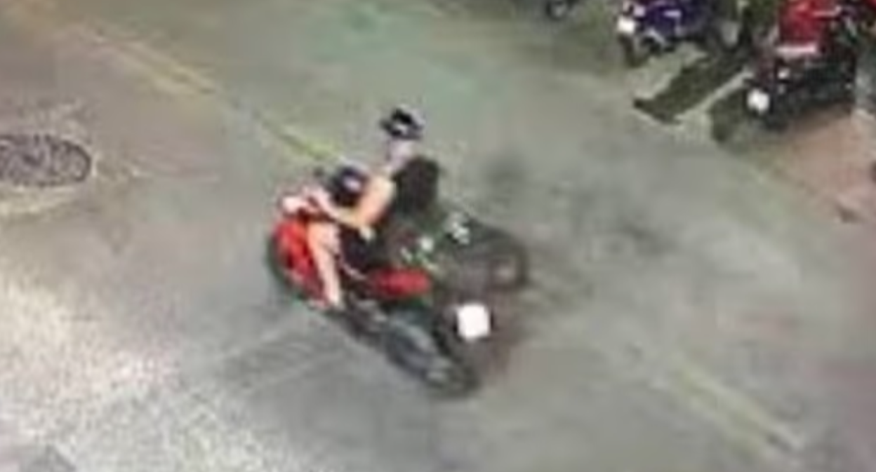監控畫面拍到卡曼獨自帶著黑色行李箱離開酒店。(互聯網)