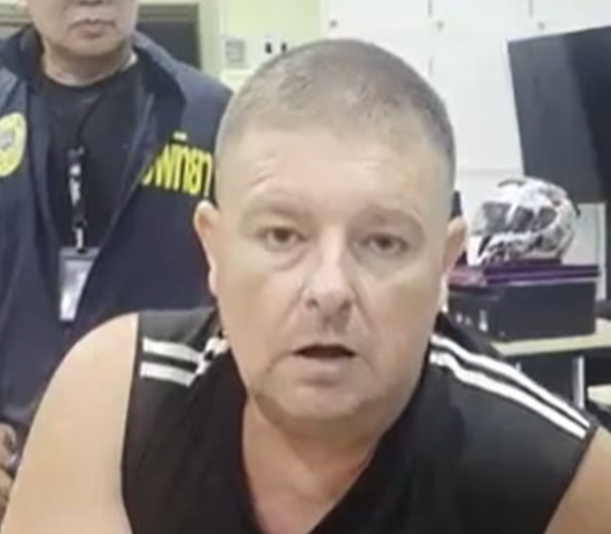 卡曼在警方的片段中向少女家人道歉。(互聯網)